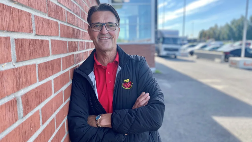"Min bestämda åsikt är att det inte är min uppgift att kommentera saker i media", säger Anders Olofsson i en de få intervjuer han har gjort som ordförande i Luleå Hockey.