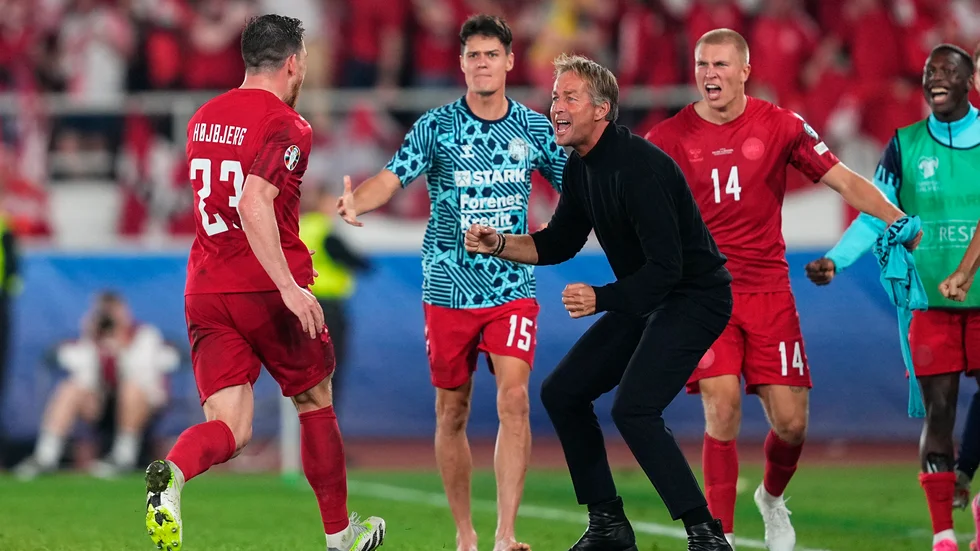 Pierre Emile Højbjerg firar sitt mål tillsammans med förbundskaptenen Kasper Hjulmand.