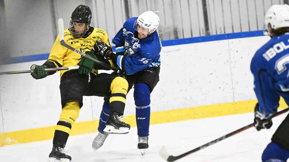 ”I dag (söndag) gör vi en väldigt bra mathc, men lyckas inte få in puckarna tyvärr”, säger Ponuts Burström.