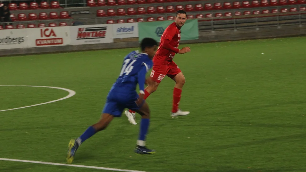 Det blev många maxlöpningar "hemåt" för tidigare PIF-kaptenen Pontus Sundqvist i comebacken när akademilaget föll med 2-5 mot Luleå SK.