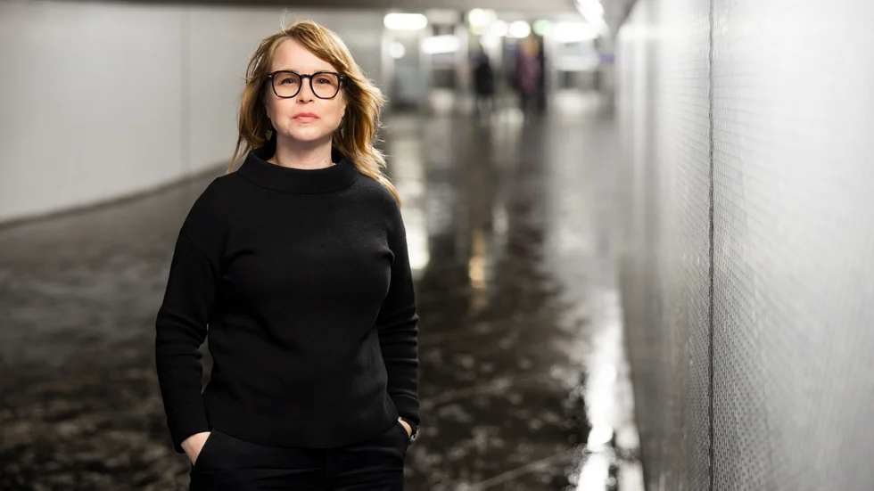 Lina Kumlin började skriva sin Staden-serie ufifrån frustrationen över att bostäder inte byggs för dem som behöver - utan för dem som kan betala. Hon inspirerades av en dokumentär om författaren Per Anders Fogelström.