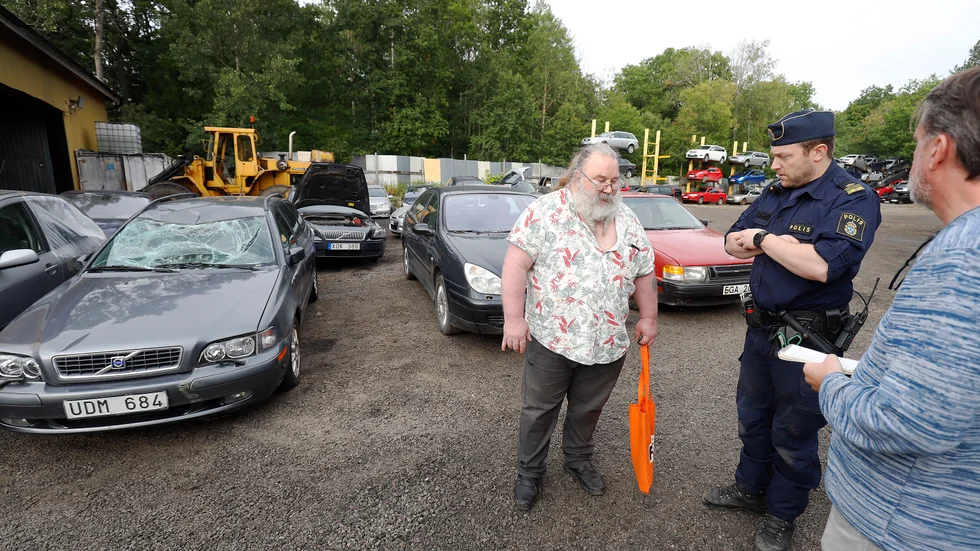 Clenn Häggqvist i samspråk med Adrian Wallin, gruppchef vid polisens trafikenhet.
