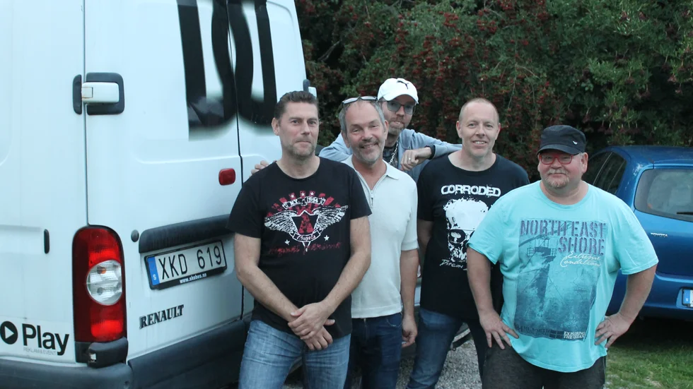 Motalabandet Double Decade, som på sin meritlista bland annat har spelningar som förband till Rolandz och Wilmer X,  kan nästa år fira sitt 25-årsjubileum. Från vänster: Björn Antonsson, Lars Rombo, Jesper Ljungberg (i vit keps), Robert Möller och Per-Åke "Pecka" Ericson.