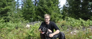 Hunden Luna lär sig spåra upp ett vildsvin