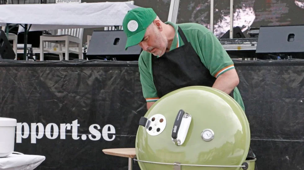 Rätt temp. Thomas Lundqvist i Coop-laget kontrollerar grilltemperaturen inför grillningen.