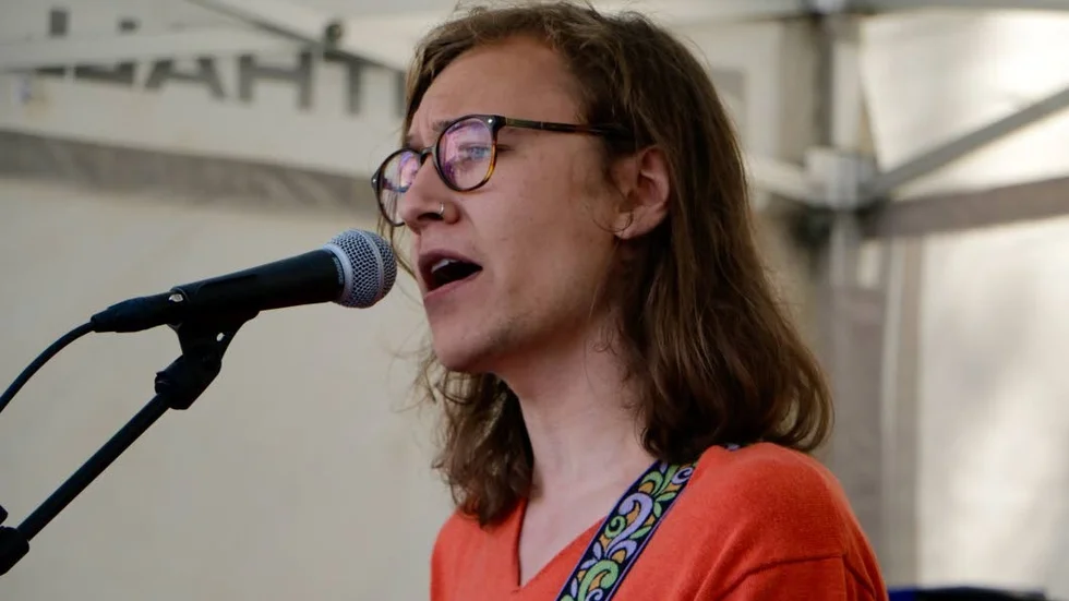 Helrätt sång. Adrian Lindberg har distinkt och stilrätt röst för Femöresvagnens musik. En bra gitarrist dessutom.