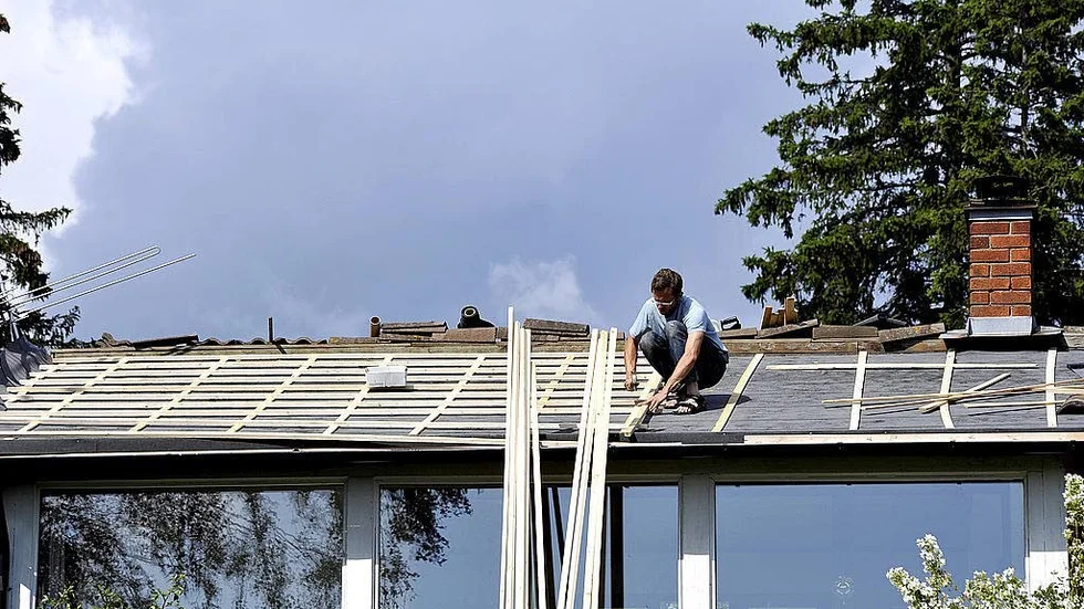 Säkerhetsrisker. Arbetsmiljöverkets undersökning visar att ett av fyra företag inom byggbranschen slirar på reglerna. Ofta handlar det om bristande säkerhet i arbetsmiljön.