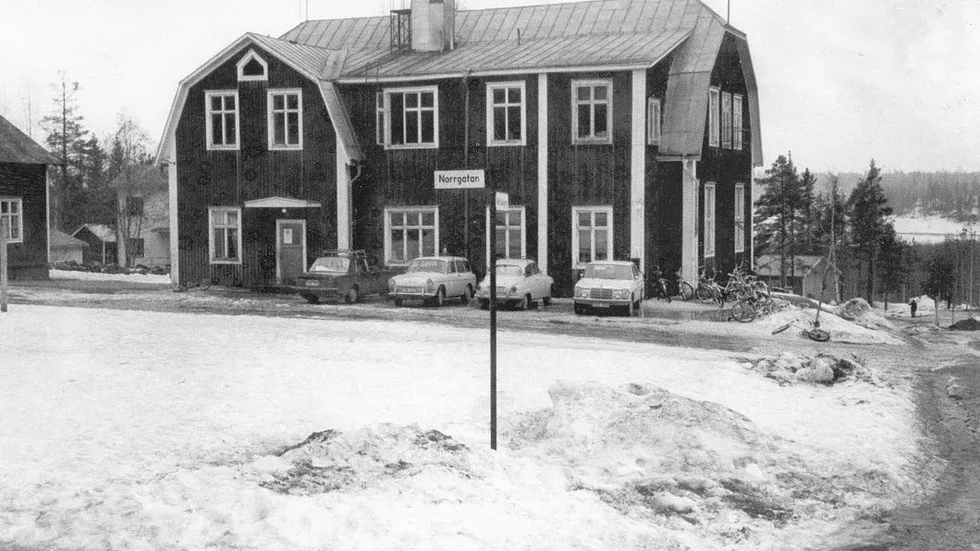 Skolan. Norra Pitholmsskolan belägen i hörnet Nötövägen – Norrgatan.