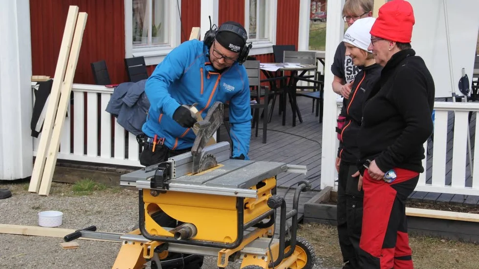 DEMONSTRERAR. Så fungerar kapen. Kursledaren Niklas Häggström ger en lektion.