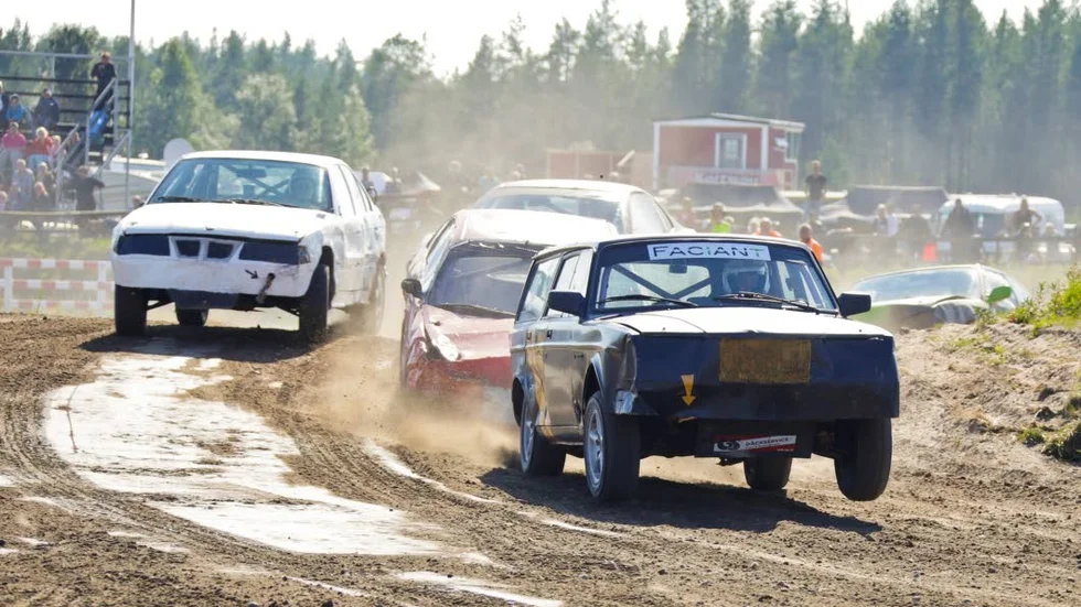 FOLKRACE. Det blir fullt ös på Högheden lördag.
