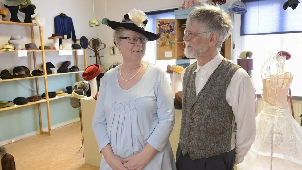 Pia och Mats Klockljung. Förutom att engagera sig i byn på olika sätt driver de ett hattmuseum. "Nu blev det ju mitt namn på utmärkelsen, men det är ju jag och Pia tillsammans som gör det här", säger Mats. (Arkivbild)