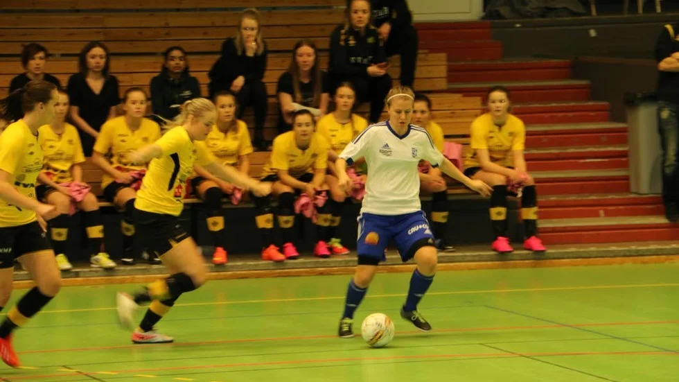 FOKUS. Kamp om bollen i finalen i Domarcupen.