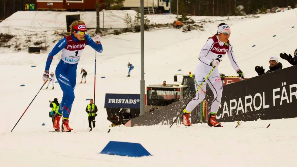 TÄTSTRID. Stina Nilsson försökte, men kunde inte hänga på Charlotte Kalla uppför backarna.