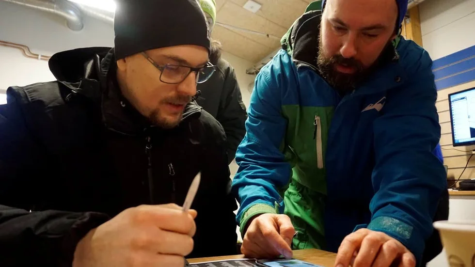Avrapportering. Joakim Armgren kollade och godkände alla förares selfies vid checkpointsen.