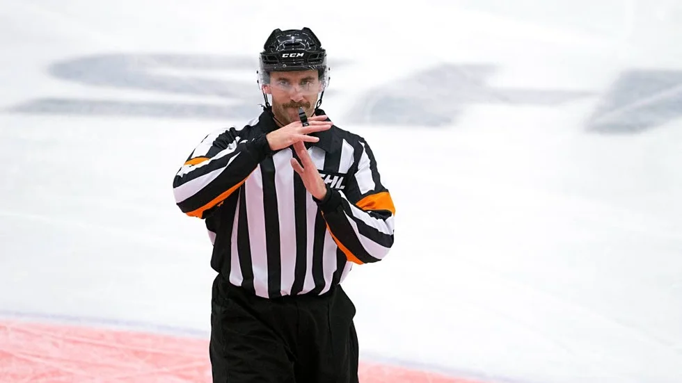 DÖMER VM. Linus Öhlund från Älvsbyn dömer årets hockey-VM i Tyskland.
