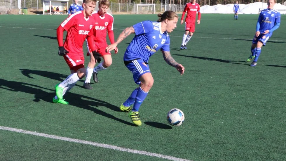 MÅLSKYTT. Jonas "Bullen Wikstén var pigg som vänsterforward mot Kiruna.