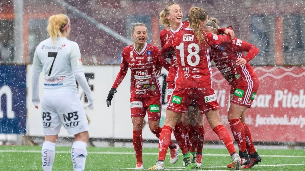JUBEL I SNÖN. Julia Karlernäs (i mitten) gjorde två av målen när Piteå besegrade Kvarnsveden med 3-0.
