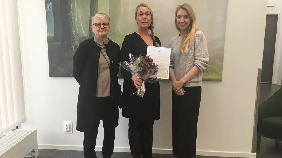 Kerstin Eriksson, Olles mamma, och hans hustru Annie Hellquist, som även är ordförande i stiftelsen, flankerar stipendiaten Emma Larsson. Hon fick sitt pris under fredagskvällen.