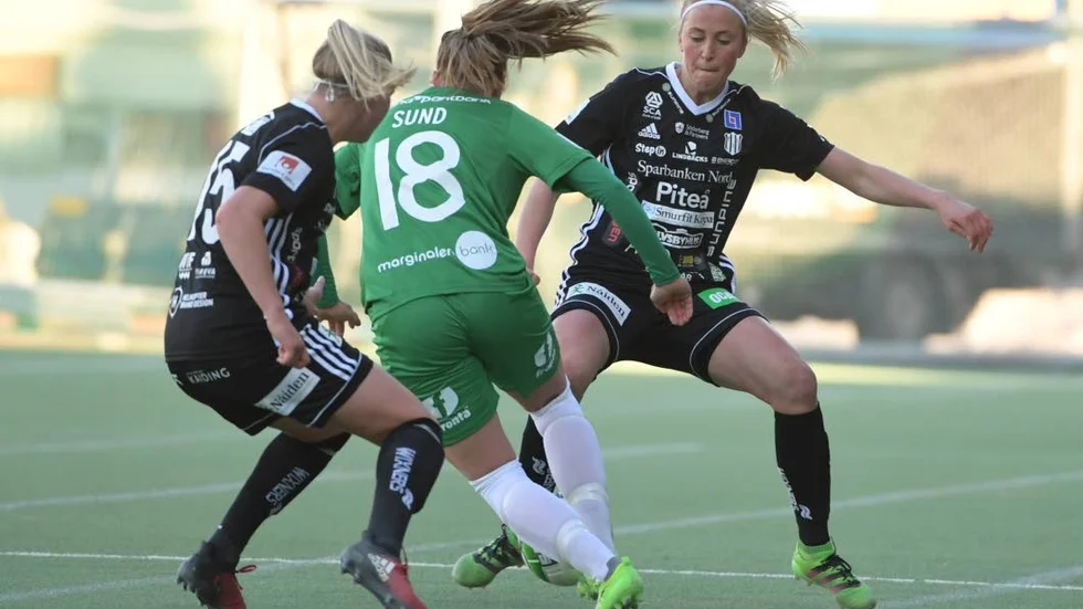 PUMPEN. Hammarbys Kajsa Sund springer på pumpen när Piteås Ellen löfqvist och Julia Karlernäs kliver fram och bildar vägg.