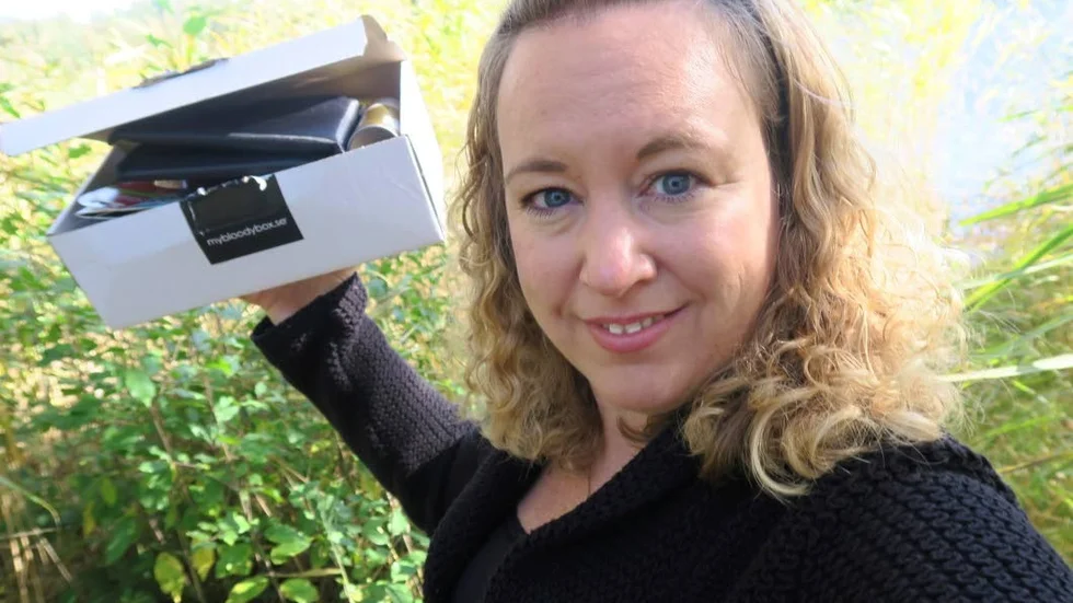 Dagligen hämtar Petra Stentagg ut paket med allt från smink till heminredningsprylar. En del sparar hon, men mycket ger hon bort.