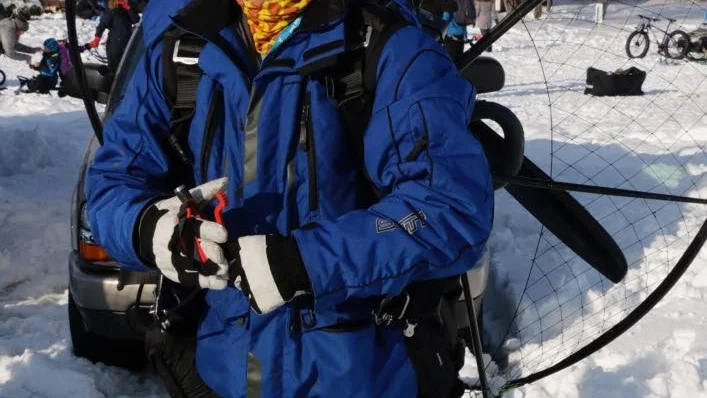 Upp i det blå. Dick Eriksson med paramotorn på, redo att ge sig upp i det blå.