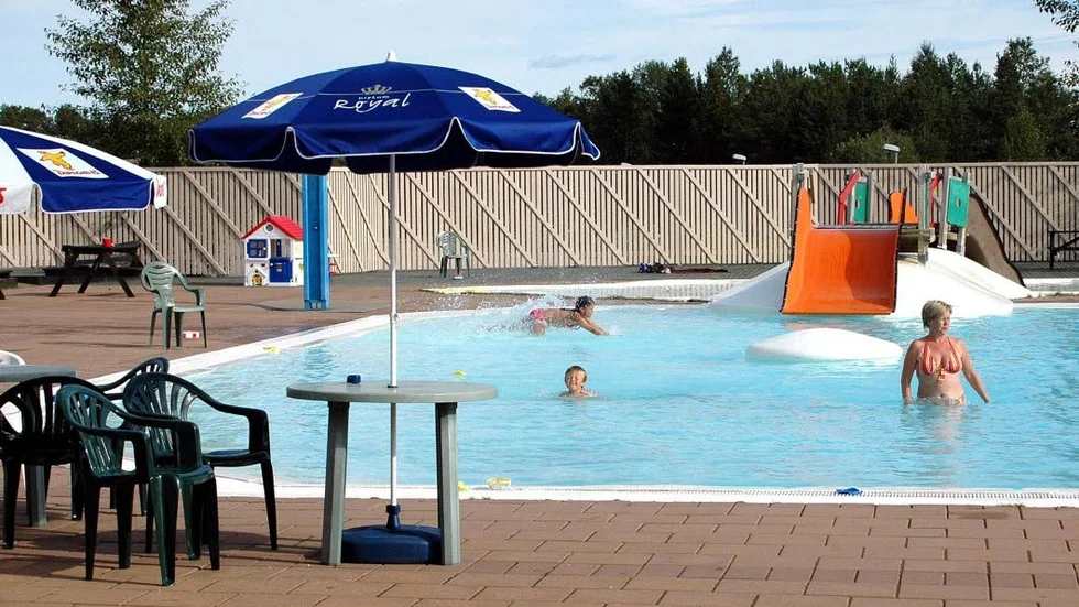 Bytesaffär. Hotell Kraja i Arjeplog får halverad fjärrvärmetaxa sommartid mot att de höjer temperaturen i sin bassäng och erbjuder fri entré. (Arkivbild)