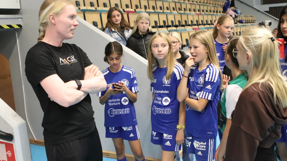 De unga tjejerna i DFK Värmbol fick många goda råd och tips av Hedvig Lindahl.