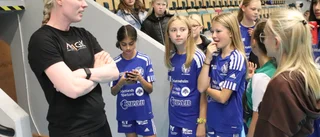 Målvaktsprofilen Hedvig Lindahl inspirerade hundra tjejer på prova-på-dag i Duveholmshallen: "Jättekul att se så många på plats"
