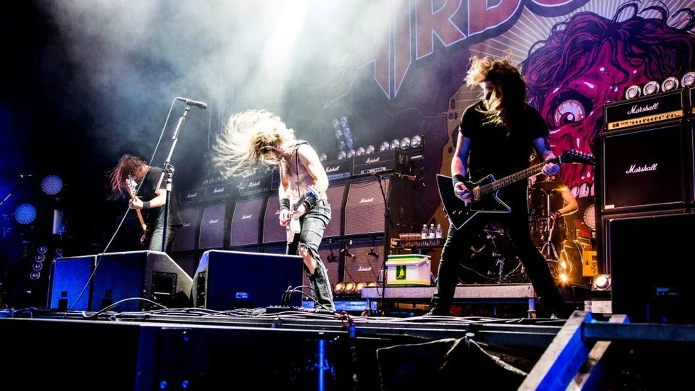 Metalfest. Metalkvartetten Airbourne har agerat förband åt såväl Rolling Stones och Iron Maiden som Motörhead och Mötley Crue. Under fredagkvällen bjöd austalienarna på hårdrocksfest på Stadsfesten.
