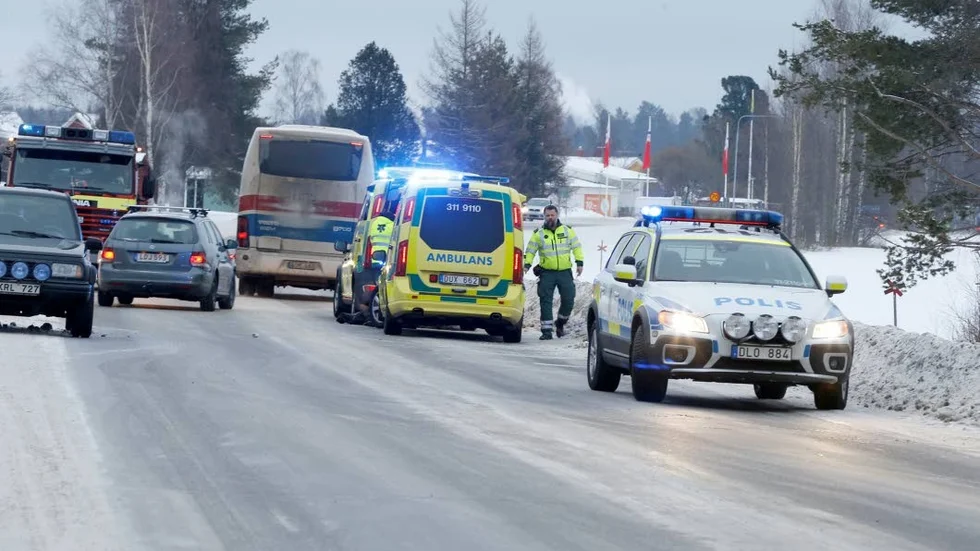 Larmades. Både ambulans, räddningstjänst och polis ryckte ut till olycksplatsen. Det var stundtals trångt på vägen.