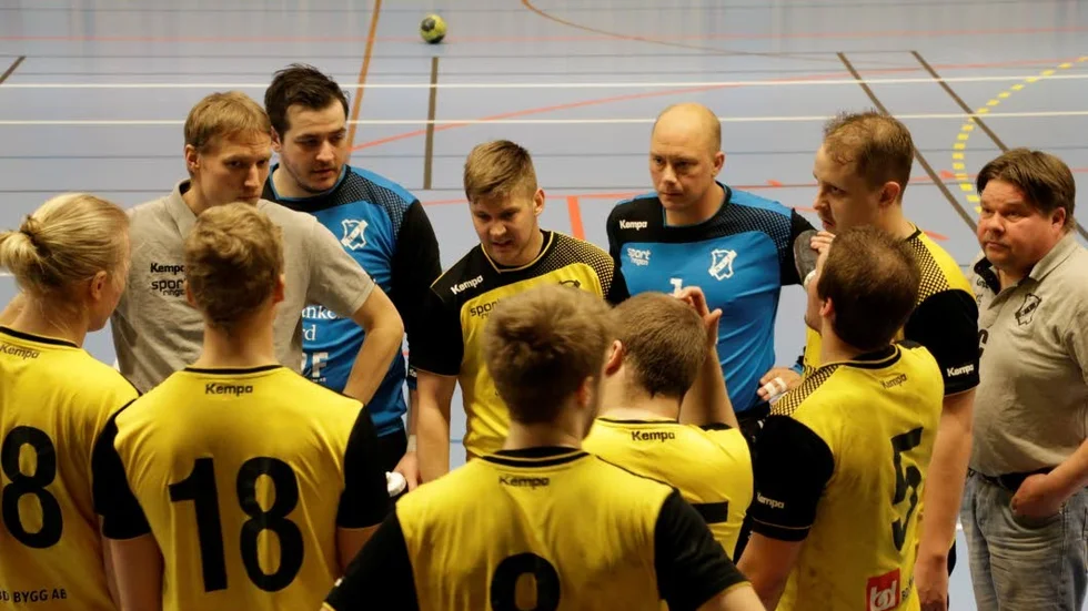 RÅD. Goda råd hjälpte inte för Norrfjärden i matchen mot Täby.