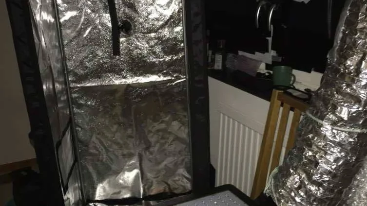 Tillbehör. Ett särskilt odlingstält, med fläktar, särskild belysning och ett avluftningsrör fanns iordningsställt i lägenheten.