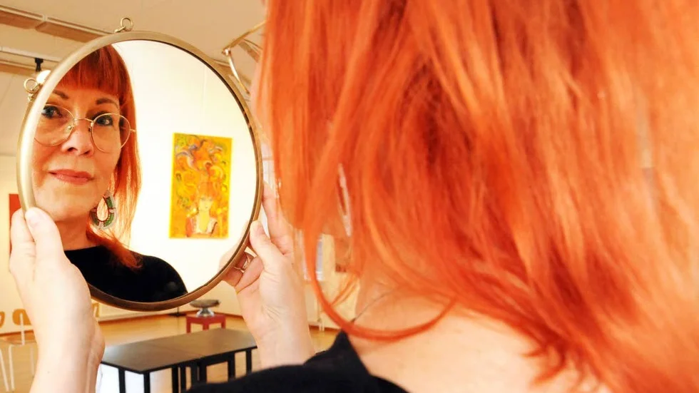 Konstnärsspegel. Lena Lundqvist låter konsten speglas i bild.