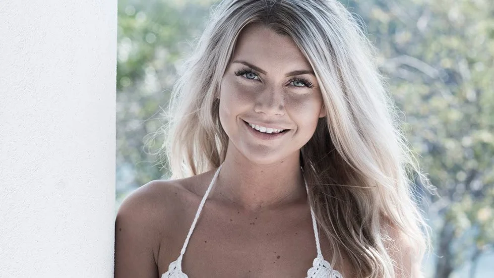 Kändis. Rebecca Forsbäck från Piteå är med i norska Paradise Hotel som nu börjat sändas i Sverige. I Norge är hon igenkänd och får ofta stanna och prata med fans.