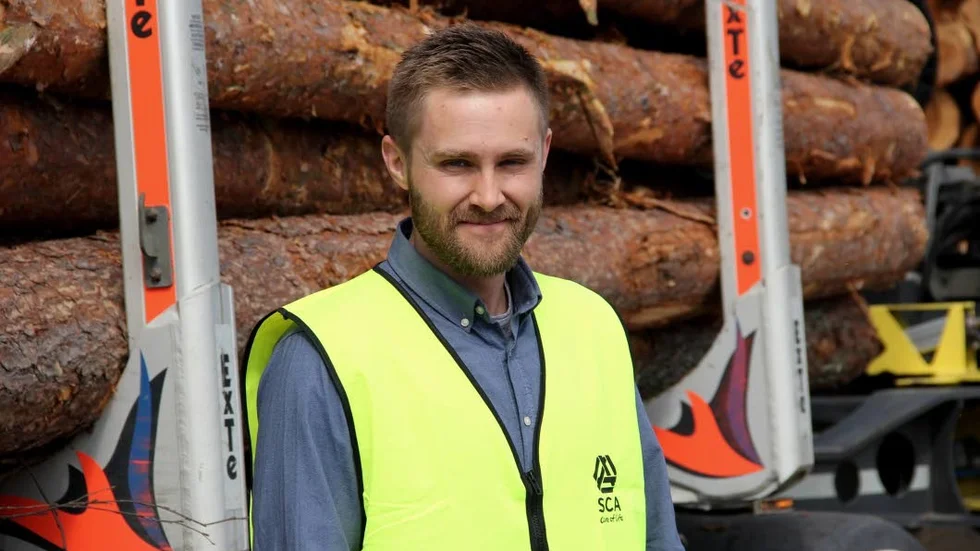 STORA VOLYMER. "Vi transporterar en miljon kubikmeter timmer varje år. 15 procent av det lastas vid allmänna vägar där trafiksäkerheten är viktig", säger Mattias Mörtberg vid SCA Skog.
