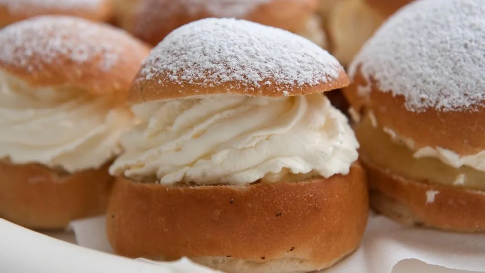 Idag frossar vi på semlor och glömmer dieterna.