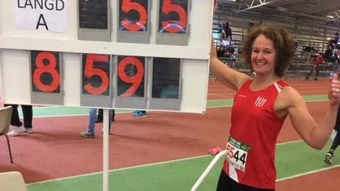 Anna-Lena Bergkvist slog svenskt rekord med 8.59 i tresteg i klassen K55.