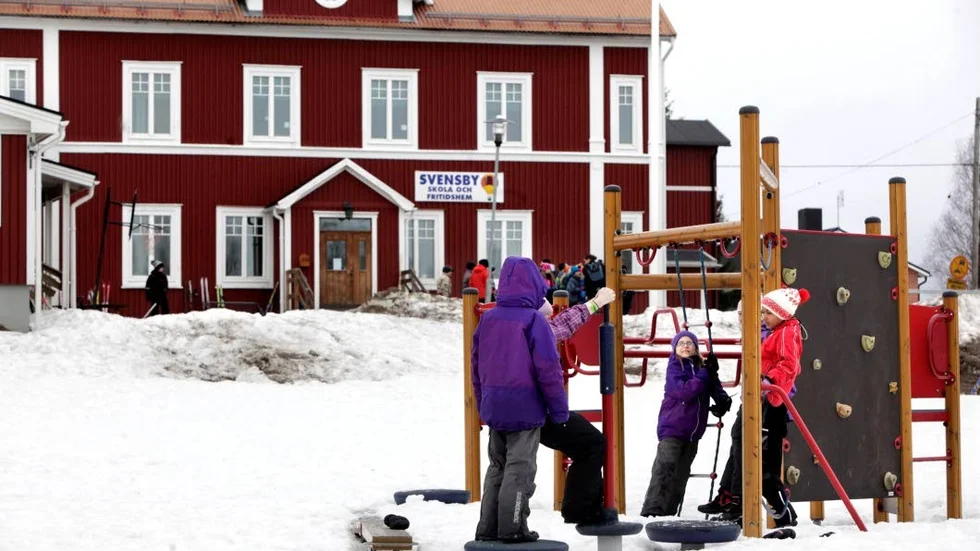 Svensby skola finns kvar, levande och aktiv, till  glädje för byn och alla barn. Men varför lägger man egentligen ner byaskolorna? undrar skribenten. (Arkivbild)