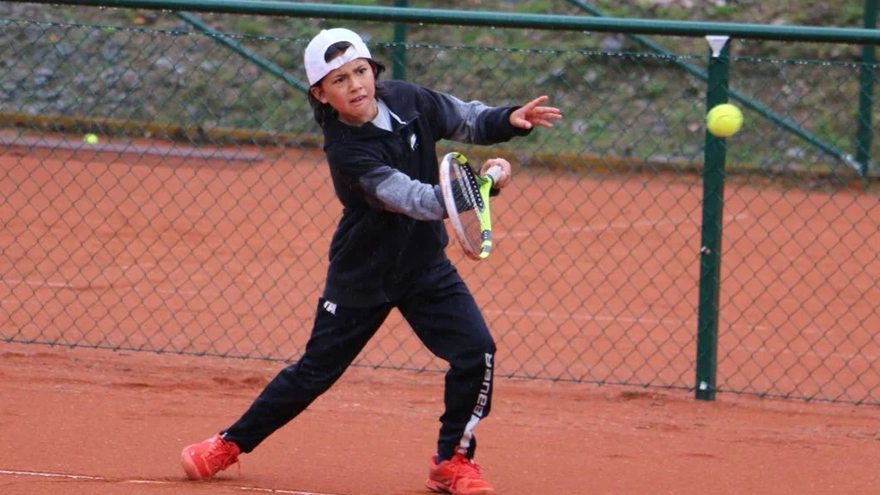 Fred Åberg är en av tre killar födda 2009 i Piteå Tennisklubb som spelar veckans turnering.