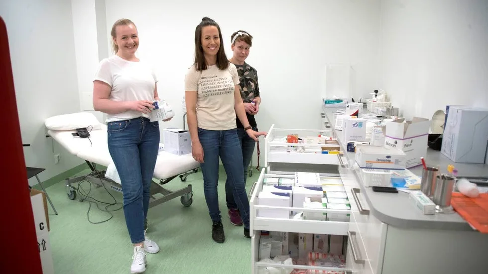 Ida Sandström, sjuksköterska, Karin Nordberg, distriktssjuksköterska och Jonna Hjälte, sjuksköterska packade upp mängder av läkemedel.