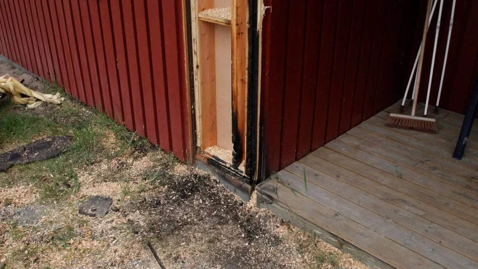 Grannen som larmade SOS hade släckt en askkopp som brann och branden på utsidan av fasaden. Men brandkåren fick rycka ut och riva upp en del av fasaden då branden hade spridit sig till insidan.