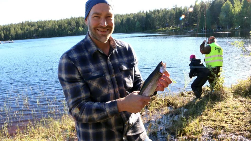 Robert Qvarnström med regnbågen som han hivade tillbaka igen.