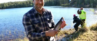 Regnbågen nappade på fiskepremiären
