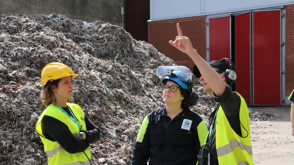 Emma Knyckare och Ida Samuelsson diskuterar bildvinklar med fotografen.