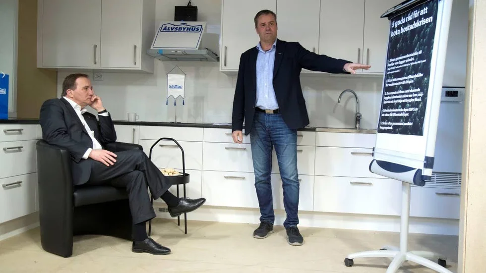 I köket på en husmodul tilläts Stefan Löfvén slå sig ner för att lyssna till Kent Johanssons syn på bostadspolitiken.