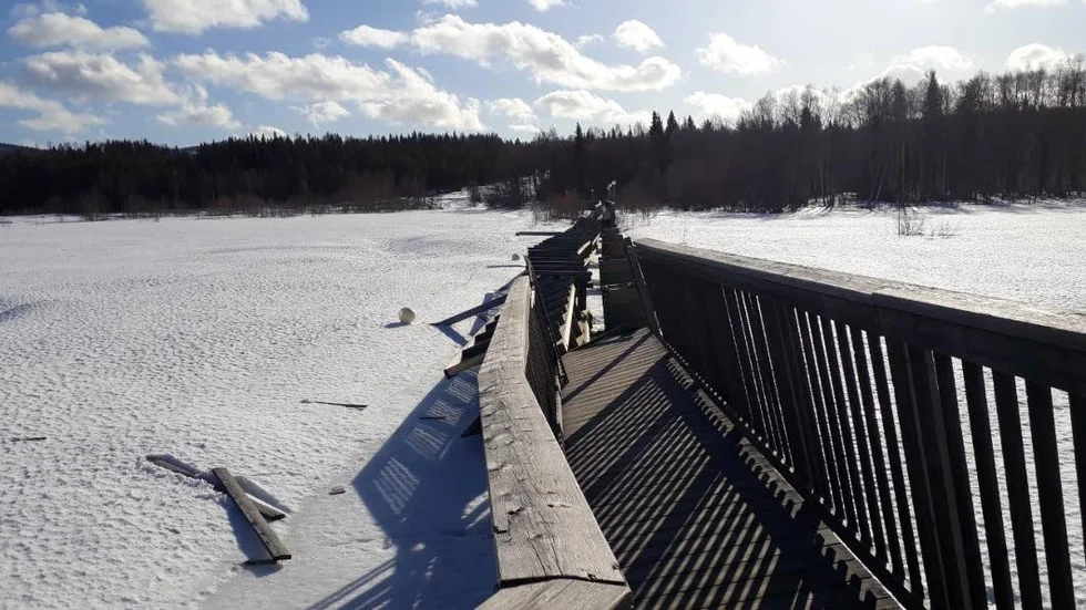 Nu är bron avstängd och det är oklart när och hur gångbron kan repareras.