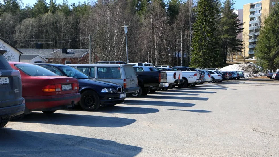 Vid arbetsförmedlingen är det populärt att stå för Strömbackaelever med fordon. Här finns ingen p-skiva.