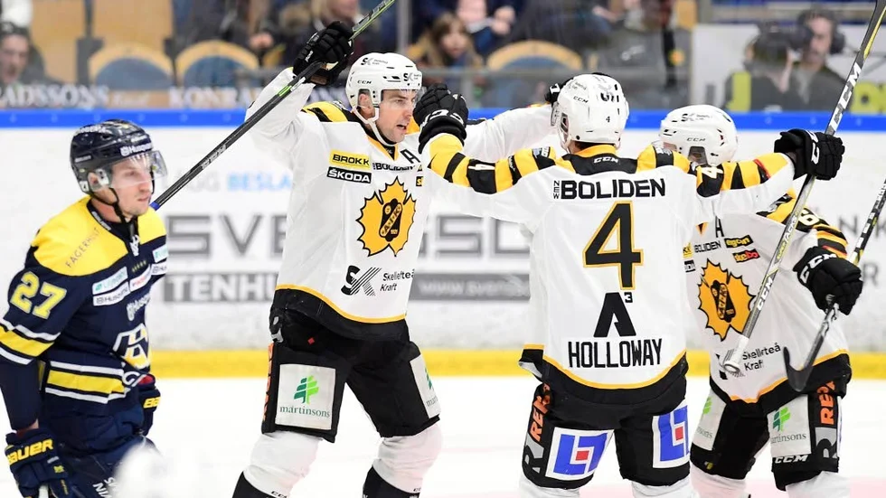 Skellefteås Joakim Lindström grattas av Bud Holloway efter 1-2-målet.