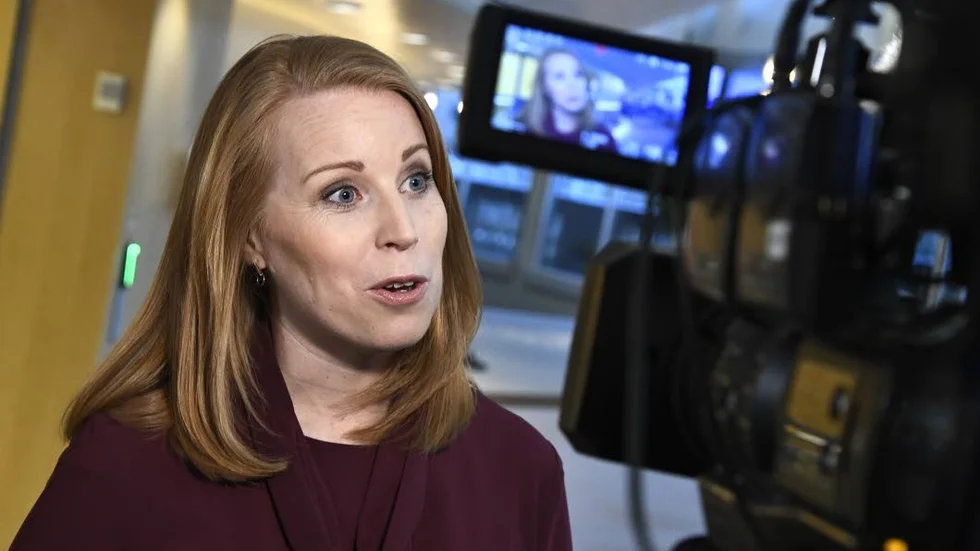 Annie Lööf (C) har svårt att stå upp för demokratiska värderingar om hon inte får pilla i arbetsrätten.