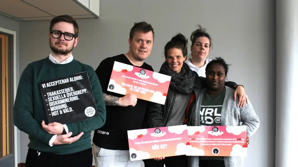 Oliver Herdberg, Fredrik Nilsson, Jenni Kempe Lindberg, Marie Tuvesson och Linnea Berglund sitter i PDOL:s ledningsgrupp. "Det som står på de här skyltarna är ju bara självklarheter, men man ska bli påmind hela tiden att det finns en närvaro i probleemt. Som besökare ska man känna sig trygg", säger Oliver Herdberg, art director.